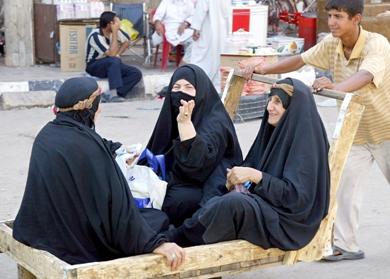 زوار المقدسات الشيعية في مدينة كربلاء