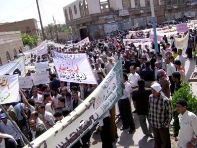 جانب من الاعتصام الجماهيري الذي نفذته أحزاب المشترك بصنعاء أمس جانب من الاعتصام الجماهيري الذي نفذته أحزاب المشترك بصنعاء أمس