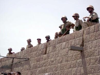 الانتشار الأمني الكثيف وجانب من الجماهير المحتشدة الانتشار الأمني الكثيف وجانب من الجماهير المحتشدة