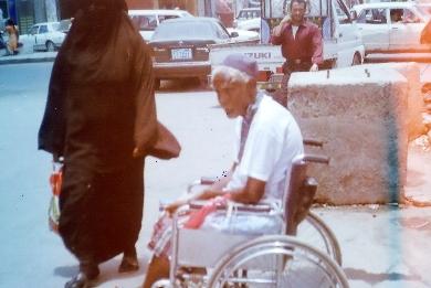 متسول طاعن في السن ومعاق في أحد الشوارع الرئيسية متسول طاعن في السن ومعاق في أحد الشوارع الرئيسية