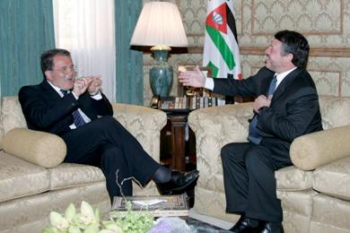 العاهل الاردني الملك عبد الله الثاني خلال لقائه رئيس الوزراء الايطالي رومانو برودي
