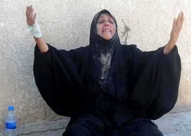 امرأة عراقية تبكي بعد مقتل احد اقاربها أمس