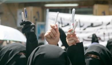 معلمات يرفعن الأقلام والطباشير في الاعتصام بصنعاء أمس معلمات يرفعن الأقلام والطباشير في الاعتصام بصنعاء أمس