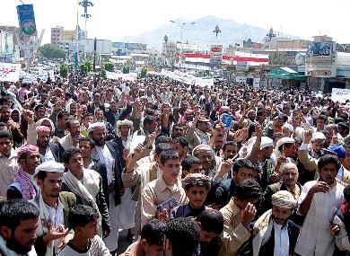 الآلاف من المعلمين في ساحة الحرية بميدان التحرير بصنعاء أمس الآلاف من المعلمين في ساحة الحرية بميدان التحرير بصنعاء أمس