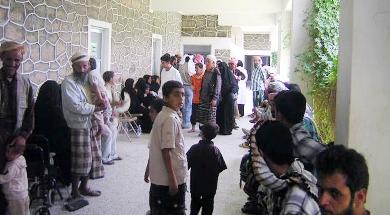 ازدحام الأطفال والعائلات أمام العيادات الخارجية بالمستشفى ازدحام الأطفال والعائلات أمام العيادات الخارجية بالمستشفى