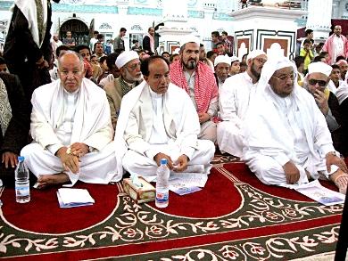 من اليسار: الشيخ علي محمد سعيد،د.أحمد هائل، العلامة ناصر الشيباني من اليسار: الشيخ علي محمد سعيد،د.أحمد هائل، العلامة ناصر الشيباني