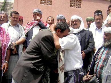 عناق بين الأخوين عمر بن عزان (شقيق القتيل) و المصاب أحمد عبدالرب عناق بين الأخوين عمر بن عزان (شقيق القتيل) و المصاب أحمد عبدالرب
