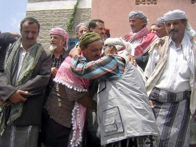 عناق بين شقيق القتيل محمد بن عزان ومحمد عبدالرب شقيق المصاب أحمد عناق بين شقيق القتيل محمد بن عزان ومحمد عبدالرب شقيق المصاب أحمد