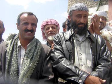 شقيق القتيلة (الأخ صالح قاسم) مع شقيق القتيل (الأخ عمر بن عزان) شقيق القتيلة (الأخ صالح قاسم) مع شقيق القتيل (الأخ عمر بن عزان)