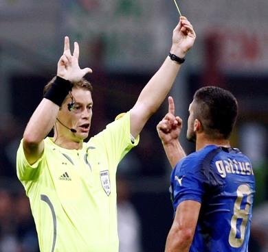 اللاعب الايطالي جوتوزو لم يعجبه قرار الحكم اللاعب الايطالي جوتوزو لم يعجبه قرار الحكم