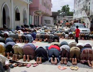 صوماليون يصلون أول جمعة في شهر رمضان بمسجد بمقديشو يوم أمس صوماليون يصلون أول جمعة في شهر رمضان بمسجد بمقديشو يوم أمس