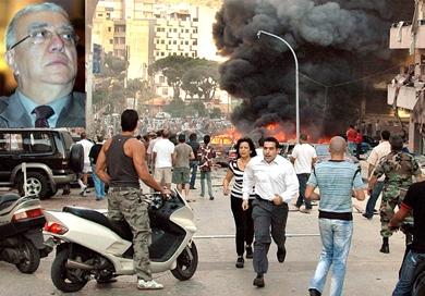 الدخان الأسود يتصاعد من السيارات المحترقة جراء الانفجار العنيف ويبدو الهلع على المارة في ضاحية سن الفيل ببيروت أمس الدخان الأسود يتصاعد من السيارات المحترقة جراء الانفجار العنيف ويبدو الهلع على المارة في ضاحية سن الفيل ببيروت أمس