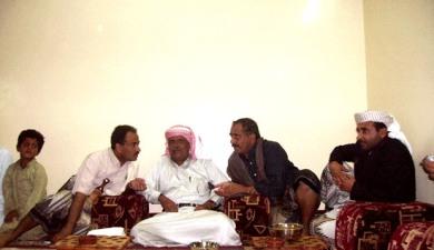 أحمد مساعد في لقاء جمعه بالشيخ النائب عوض محمد بن الوزير أحمد مساعد في لقاء جمعه بالشيخ النائب عوض محمد بن الوزير
