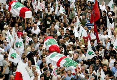 اللبنانيون المارونيون يحملون نعوش النائب أنطوان غانم وحراسه الشخصيين في بيروت أمس اللبنانيون المارونيون يحملون نعوش النائب أنطوان غانم وحراسه الشخصيين في بيروت أمس