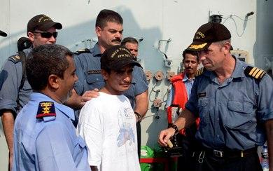 الناجي أحمد عبدالله الجلال الذي أنقدته المدمرة الكندية يوم أمس عند تسليمه لضباط خفر السواحل اليمنية من على المدمرة الناجي أحمد عبدالله الجلال الذي أنقدته المدمرة الكندية يوم أمس عند تسليمه لضباط خفر السواحل اليمنية من على المدمرة