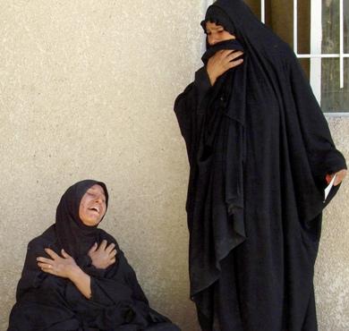 عراقية تبكي قريبها عند استلام جثته من مشرحة مستشفى في بعقوبة يوم أمس عراقية تبكي قريبها عند استلام جثته من مشرحة مستشفى في بعقوبة يوم أمس