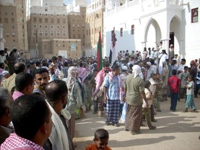 فرقة الطيالة تحت جامع شبام أول أيام عيد الفطر فرقة الطيالة تحت جامع شبام أول أيام عيد الفطر