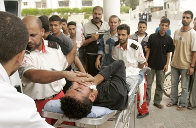 احد المصابين ينقل إلى المستشفى