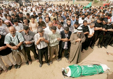 الصلاة على جثمان الشهيد حازم عصفور أمس