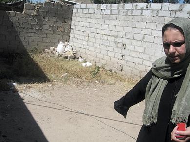 من هنا تسلق المعتدون لاقتحام المنزل من هنا تسلق المعتدون لاقتحام المنزل