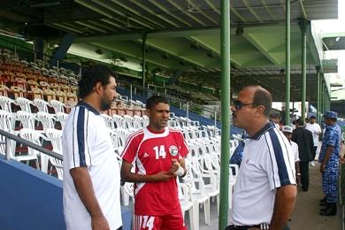 المدرب ومساعده وحديث مع قائد المنتخب قبل المباراة المدرب ومساعده وحديث مع قائد المنتخب قبل المباراة
