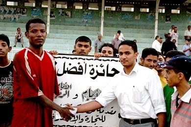 لاعب الطليعة أياد الوادي يتسلم جائزة أفضل لاعب من محمد علي جلب لاعب الطليعة أياد الوادي يتسلم جائزة أفضل لاعب من محمد علي جلب