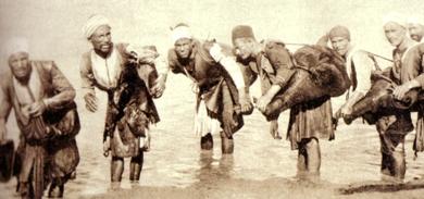رجال ينقلون المياه بالقرب من الصهاريج في بداية القرن العشرين رجال ينقلون المياه بالقرب من الصهاريج في بداية القرن العشرين