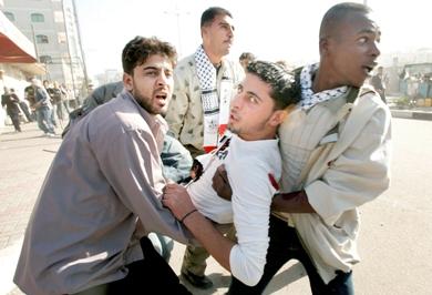صور تبين عملية نقل المصابين
