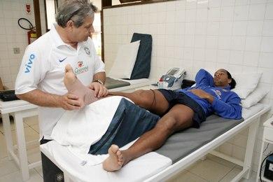 اصابة رونالدينيو تحرمه من المشاركة مع منتخب بلاده اصابة رونالدينيو تحرمه من المشاركة مع منتخب بلاده
