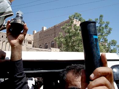 وآخر يحمل قنبلتين مسيلة للدموع وآخر يحمل قنبلتين مسيلة للدموع