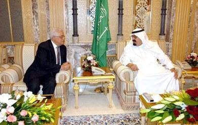 الرئيس الفلسطيني محمود عباس يتحدث مع العاهل السعودي عبدالله بن عبد العزيز
