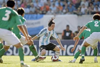 ميسي وسط أربعة من مدافعي بوليفيا ميسي وسط أربعة من مدافعي بوليفيا
