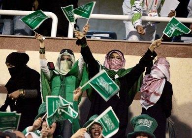 مشجعات سعوديات في مباراة السعودية وليبيا مشجعات سعوديات في مباراة السعودية وليبيا