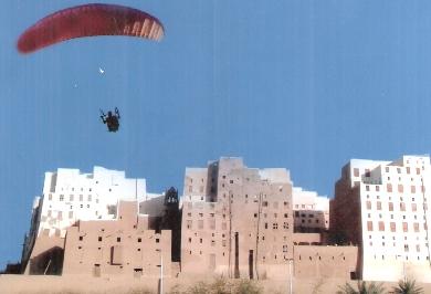 الطيار الفرنسي ألين أرمكوس يحلق فوق مدينة شبام الطيار الفرنسي ألين أرمكوس يحلق فوق مدينة شبام