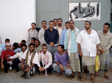 جانب من العمال أثناء حضورهم إلى مبنى «الأيام» جانب من العمال أثناء حضورهم إلى مبنى «الأيام»