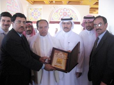 تقديم رؤساء الوفود درع المؤتمر للدكتور احمد هائل تقديم رؤساء الوفود درع المؤتمر للدكتور احمد هائل