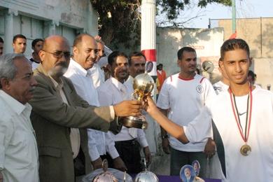البطل مؤمن حسن يستلم الكأس من الضيوف البطل مؤمن حسن يستلم الكأس من الضيوف