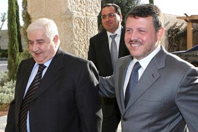 العاهل الاردني الملك عبدالله الثاني خلال استقباله وزير الخارجية السوري وليد المعلم
