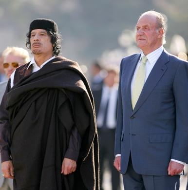 العاهل الاسباني الملك خوان كارلوس يستقبل الزعيم الليبي معمر القذافي