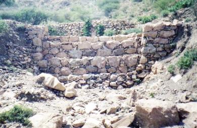 أحد الجدران الساندة التي عملها المواطن (الشبابي) أحد الجدران الساندة التي عملها المواطن (الشبابي)