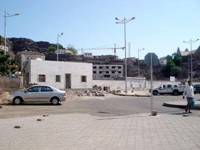 حمامات عامة في شارع الملكة أروى بكريتر أمام تقاطع البنوك حمامات عامة في شارع الملكة أروى بكريتر أمام تقاطع البنوك
