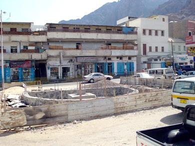 حمامات عامة وسط محطة القلوعة أمام منازل المواطنين حمامات عامة وسط محطة القلوعة أمام منازل المواطنين