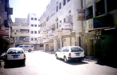 صورة توضح كثرة العيادات والصيدليات في اليمن في منطقة المنصورة م/عدن صورة توضح كثرة العيادات والصيدليات في اليمن في منطقة المنصورة م/عدن