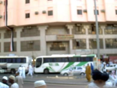 أحد الفنادق التي سكنها الحجيج اليمنيين وسادها الهرج أحد الفنادق التي سكنها الحجيج اليمنيين وسادها الهرج