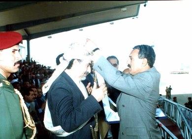 رئيس الجمهورية يقلد الشيخ عبد الله وسام الوحدة عام 1995م رئيس الجمهورية يقلد الشيخ عبد الله وسام الوحدة عام 1995م