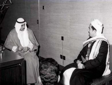صورة نادرة في الكويت تجمع الشيخ عبد الله بن حسين الأحمر وأمير الكويت صورة نادرة في الكويت تجمع الشيخ عبد الله بن حسين الأحمر وأمير الكويت