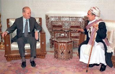 الرئيس السوري الراحل حافظ الأسد مستقبلاً الشيخ عبد الله بن حسين الأحمر في دمشق عام 1998م الرئيس السوري الراحل حافظ الأسد مستقبلاً الشيخ عبد الله بن حسين الأحمر في دمشق عام 1998م