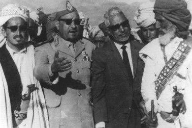 مؤتمر الجند (القاعدة) 1965 ويرى في الصورة الشيخ عبدالله والرئيس السلال والأستاذ النعمان والشيخ عبدالله حمود صليح مؤتمر الجند (القاعدة) 1965 ويرى في الصورة الشيخ عبدالله والرئيس السلال والأستاذ النعمان والشيخ عبدالله حمود صليح