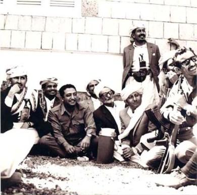الرئيس الحمدي 1975م وعن يمينه الشيخ عبد الله وعن يساره الشيخ أمين عبد الواسع نعمان ثم الشيخ محمد أحمد منصور ويرى العميد مجاهد أبو شوارب إلى يسار الصورة يحمل البندقية وخلف الحمدي مباشرة يظهر رجل الأعمال المعروف محمد الرويشان ويقف منتصباً خلف الصورة الشيخ أحمد عبد الولي القيري الرئيس الحمدي 1975م وعن يمينه الشيخ عبد الله وعن يساره الشيخ أمين عبد الواسع نعمان ثم الشيخ محمد أحمد منصور ويرى العميد مجاهد أبو شوارب إلى يسار الصورة يحمل البندقية وخلف الحمدي مباشرة يظهر رجل الأعمال المعروف محمد الرويشان ويقف منتصباً خلف الصورة الشيخ أحمد عبد الولي القيري