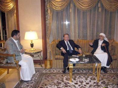الشيخ عبدالله بن حسين مع فتحي سرور رئيس مجلس الشعب المصري الشيخ عبدالله بن حسين مع فتحي سرور رئيس مجلس الشعب المصري